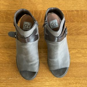 DV Peep toe booties